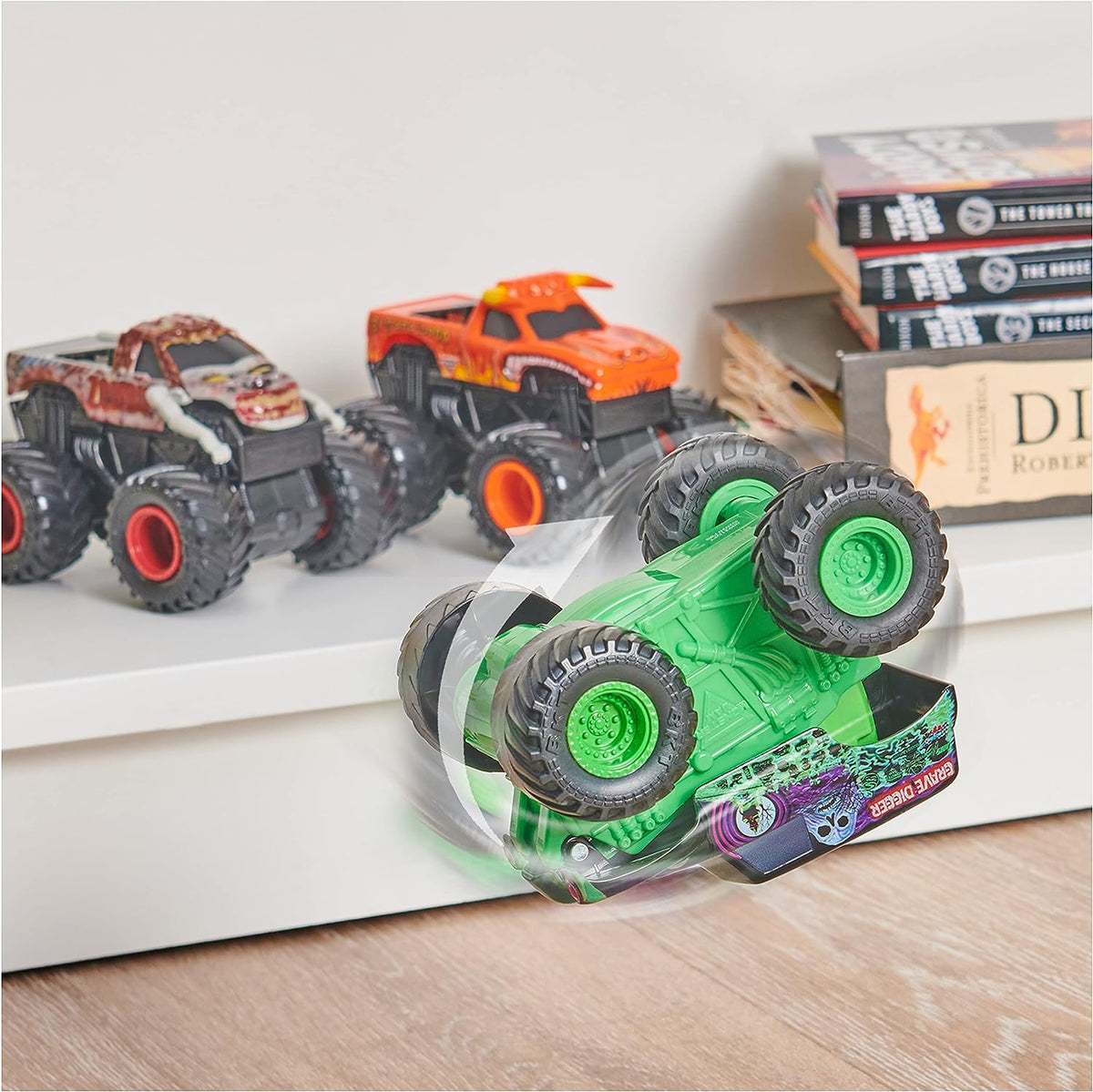 Monster Jam, 2-Pack Official Grave Digger and El Toro Loco Clip & Flip Monster Trucks