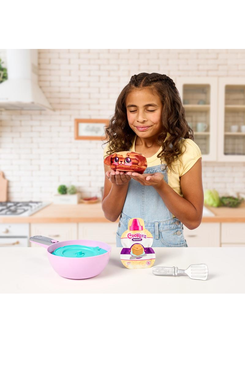 Cookeez Makery™ Pancake Treatz Playset Plush (Frying Pan) – Love